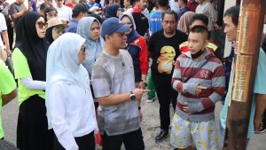 Wali Kota Pekanbaru Agung Nugroho (pakai topi) menemui keluarga korban kebakaran di RS Bhayangkara.